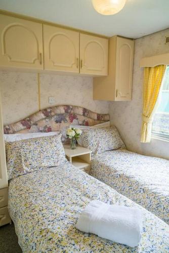 Wind In The Willows: Sleeps 4, Kitchen, bathroom, lounge, WIFI