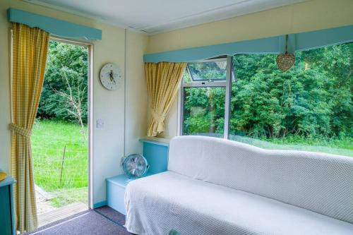 Wind In The Willows: Sleeps 4, Kitchen, bathroom, lounge, WIFI