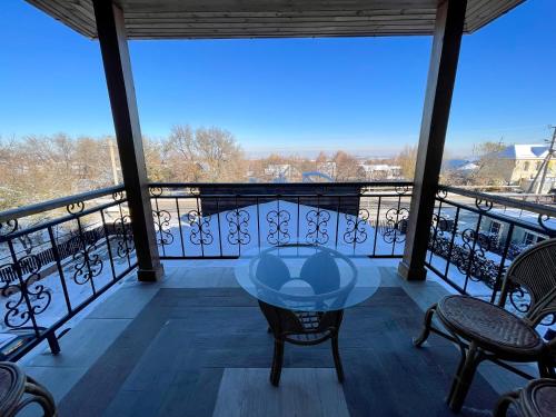 ระเบียง/ชานเรือน, Resident Hotel Kaskelen in เขตออยซอฟ