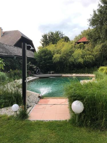 Сад, Haus mit Sauna und privatem Badeteich in Anif bei Salzburg in Аніф