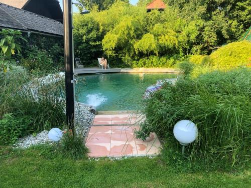 Сад, Haus mit Sauna und privatem Badeteich in Anif bei Salzburg in Аніф