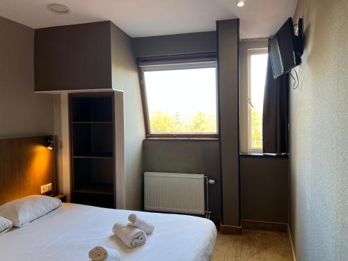 Standard Double Room image 10
