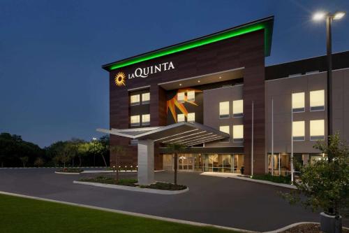 La Quinta Inn & Suites by Wyndham San Antonio Seaworld LAFB in San Antonio, USA