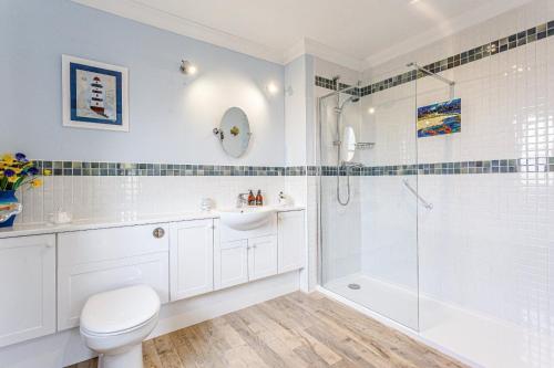 Bathroom, Glenerrick House - Loch Ness country manor, 2 hot tubs&sauna.Sleeps16 in Loch Ness