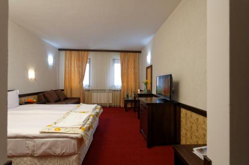 Double Room with Balcony image 2