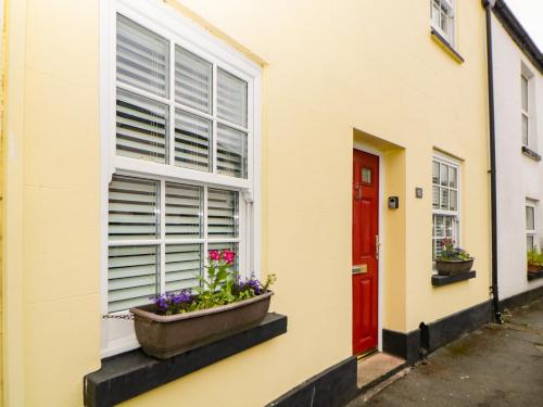 A szálláshely kívülről, The Yellow House, 13 King Street in Dawlish Városközpont