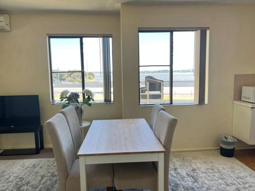 Lovely Riverview 2 Bedroom Unit with FREE parking