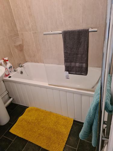 Tividale Mews 2 bed flat 2 Parking Spaces in private car park