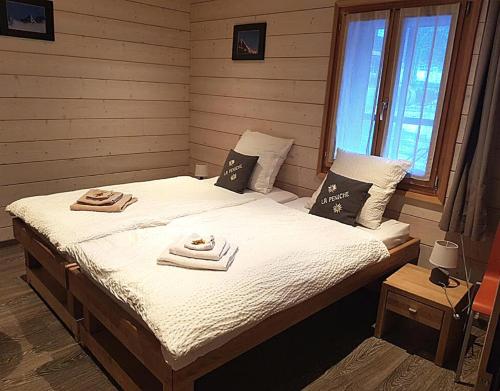 2 twin beds
