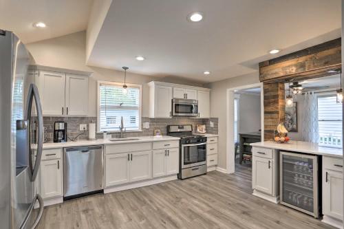 Pet-Friendly Home - half Mi to Downtown Willoughby! in Willoughby