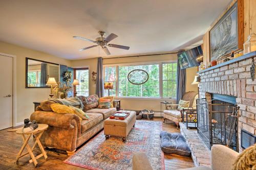 Rustic Adirondacks Home with Hot Tub and Lake Access! in Chestertown, USA