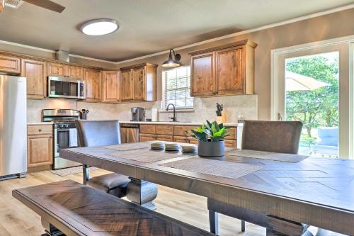 Quiet Haven with Hot Tub, 4 Mi to Canyon Lake! in Fischer, USA