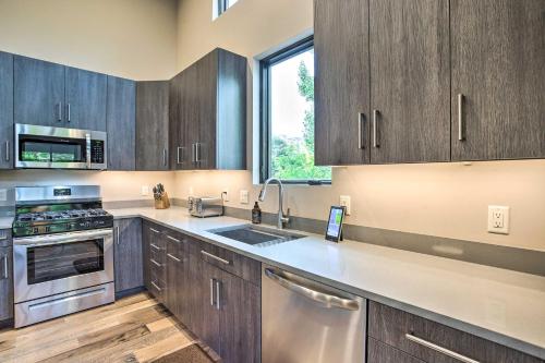 Sleek and Modern Townhome, 3 Blocks to Main St!