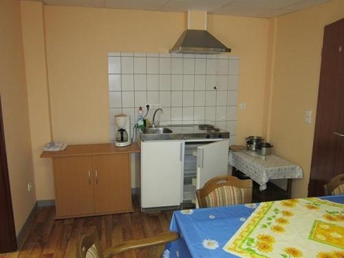 廚房, 邁因策爾拉德旅館 (Gasthof und Pension Mainzer Rad) in 施韋青根