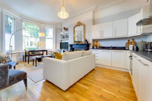 Elegant & Charming 2 bed 2 bath Flat with Garden gîte à louer Southwick Mediumwave Transmitter ( 1323 kHz)