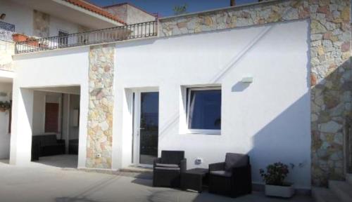 Villa & Pool- wifi- tv in room- 300 mt beach