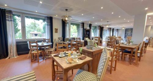 Ресторант, Logis Hotel Maison Carree Restaurant O Carre dArt in Mereville