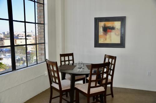 Los Angeles East 4th St Apartments 30 Day Stays - image 9