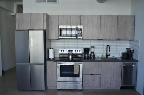 Los Angeles East 4th St Apartments 30 Day Stays - image 10