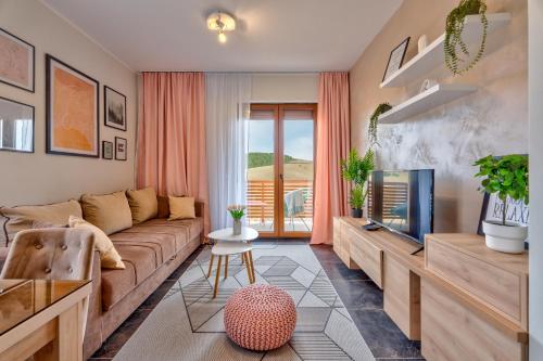 1 king bed, 2 twin beds, 1 sofa bed