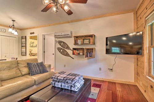 Marshall Riverfront Hideaway with Mountain Views! in Marshall, USA
