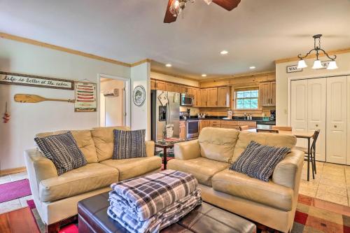 Marshall Riverfront Hideaway with Mountain Views! in Marshall, USA