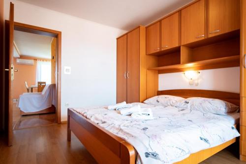 Apartment in Lopar with balcony air conditioning WiFi washing machine (4886-4) - image 5