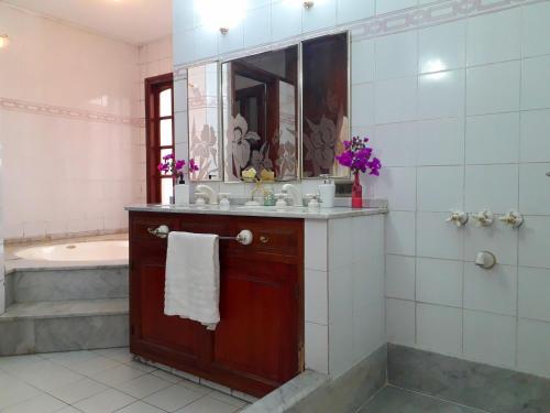 Bathroom, Tanino Guest House in Mendoza