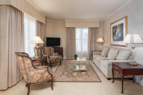 Mayflower Park Hotel - image 2