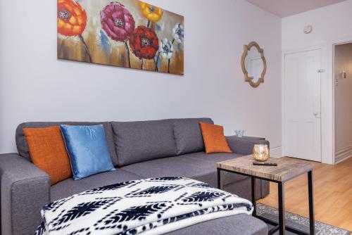Cozy & Warm 2BD King Apt, Steps from Byward Market!