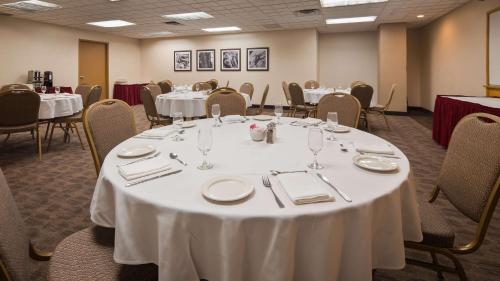 Gyógyfürdő, Best Western Voyageur Place Hotel in Newmarket (ON)