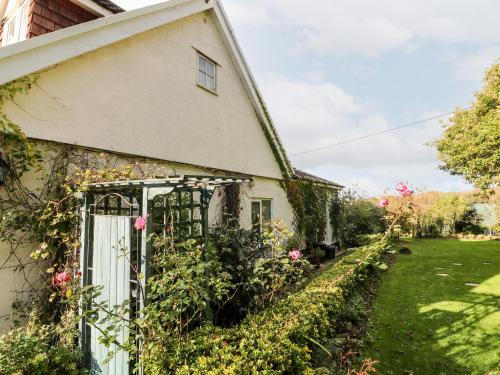 Claire's Cottage Bude - image 10