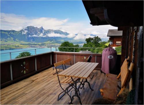 Chalet with view of the mountains and the Thun lake