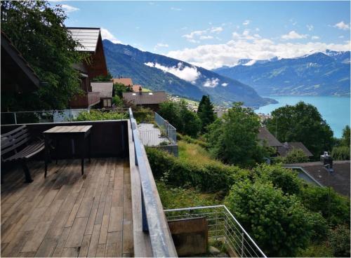 Chalet with view of the mountains and the Thun lake