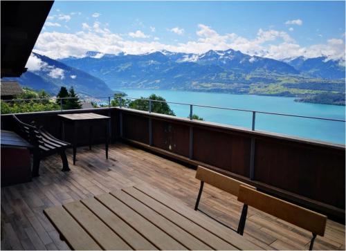 Chalet with view of the mountains and the Thun lake