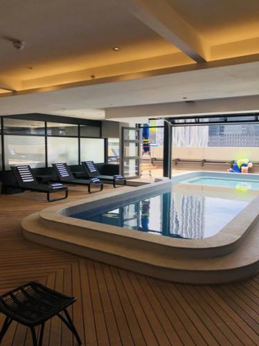 Luxury City Living - 1 Bedroom apartment with balcony photo