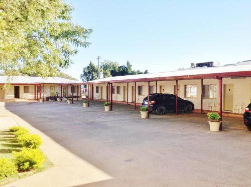 . Longreach Motel