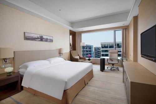 327004165 Crowne Plaza Guangzhou Huadu by IHG - Free Shuttle bus between hotel to Exhibition Center During Canton Fair
