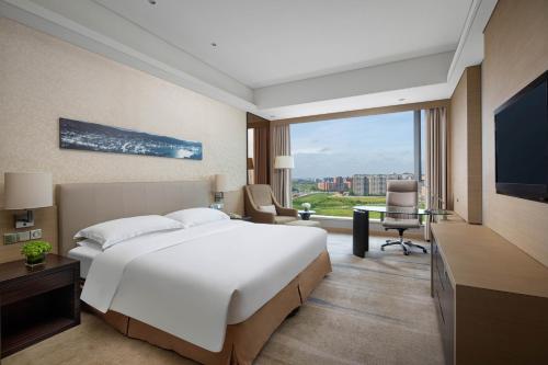 327004246 Crowne Plaza Guangzhou Huadu by IHG - Free Shuttle bus between hotel to Exhibition Center During Canton Fair