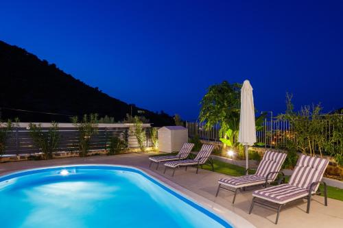 Modern family villa Basilicata Salmostro in Bali w/ Pool & BBQ Area - image 4