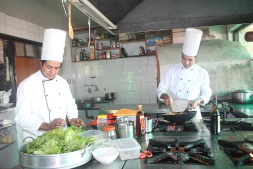 مطعم, Boudha Stupa View Guest House & Rooftop Restaurant in باودا جورباتي