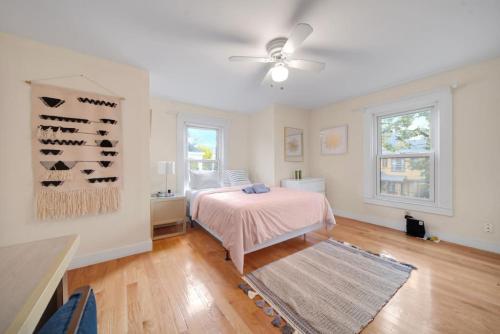 . Sunny Private Room in Furnished Newtonville Apt