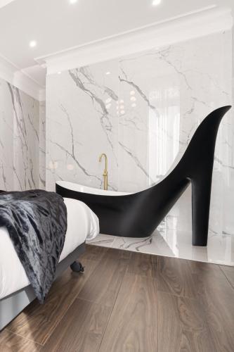 Legend Majestic - Baignoire chaussure - TV Miroir - Parking Privé