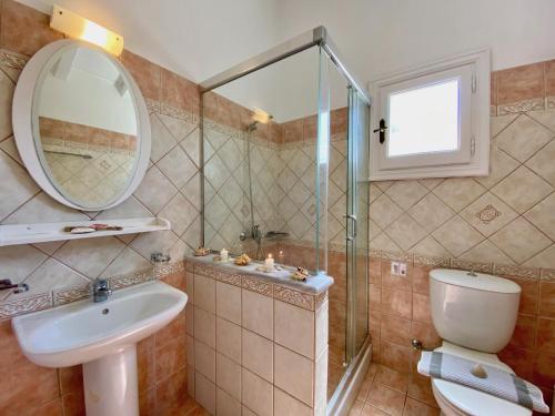 Beach Villa Petros with private pool by DadoVillas