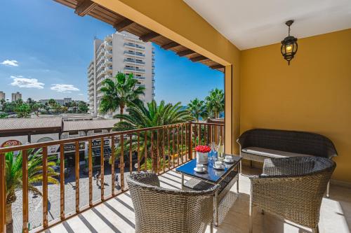 Amazing 3 bedroom apartment on the first line of Las Americas beach, fully equipped and free wi-fi, Tenerife