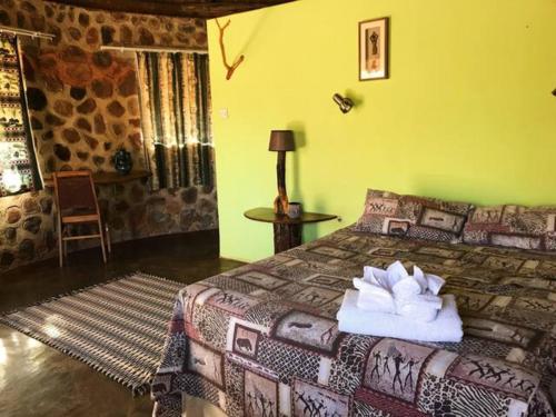 . Charming Bush chalet 6 on this world renowned Eco site 40 minutes from Vic Falls Fully catered stay - 1986