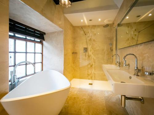 Beautiful Grade 2 listed building - West Wing - Tap to explore photos