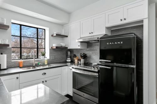 Classic Luxury with a Quick Walk to Downtown Cuisine - main image