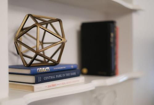 Classic Luxury with a Quick Walk to Downtown Cuisine - image 3