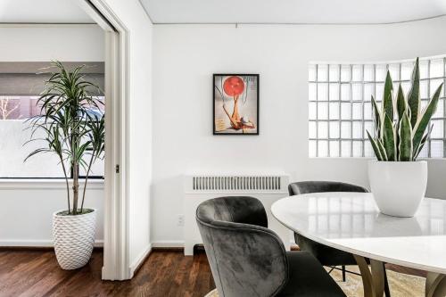 Classic Luxury with a Quick Walk to Downtown Cuisine - image 7